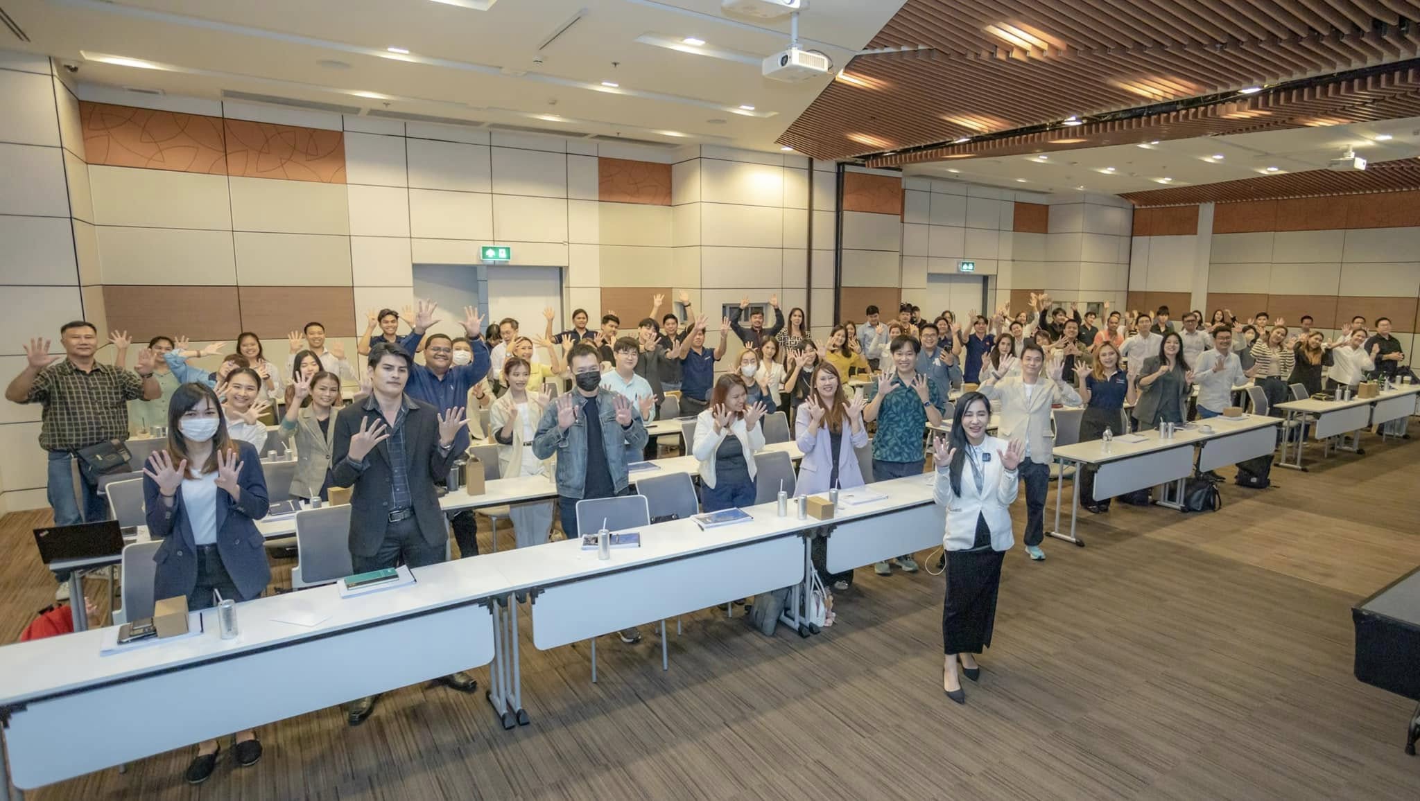 บรรยากาศ Training - ผู้เข้าอบรมโบกมือ